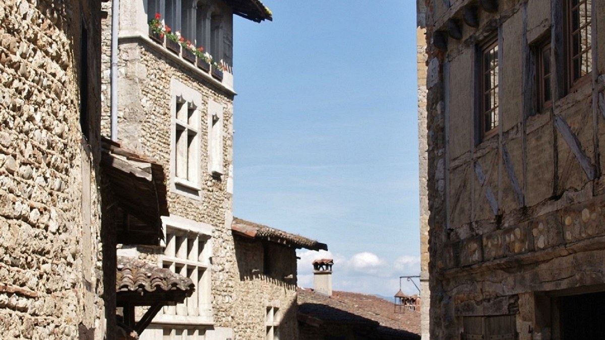 Cit&eacute; m&eacute;di&eacute;vale de P&eacute;rouges, Ain